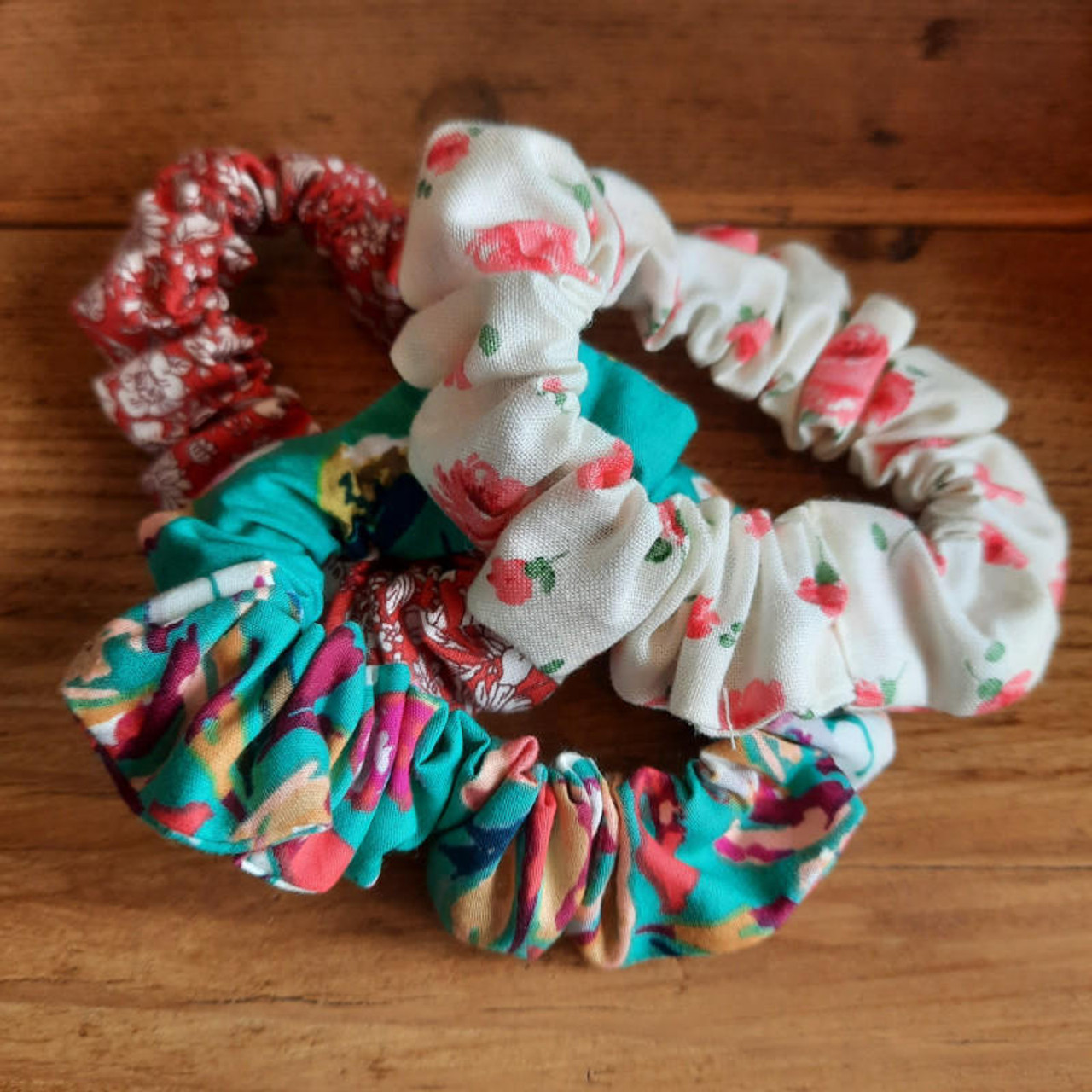 Hair Scrunchie Tutorial - Free Sewing Tutorials. Sew Fabric Gifts