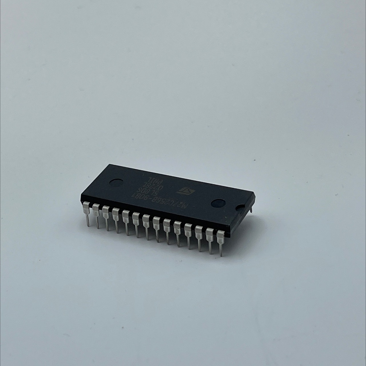 ILC M27C256B-90B1 5L8DS 0228L EEPROM Chip