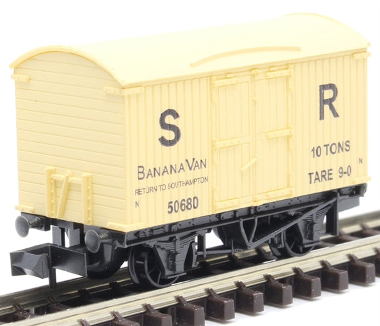 Peco NR-42S Quality Line Wagons Box Van, Banana, S