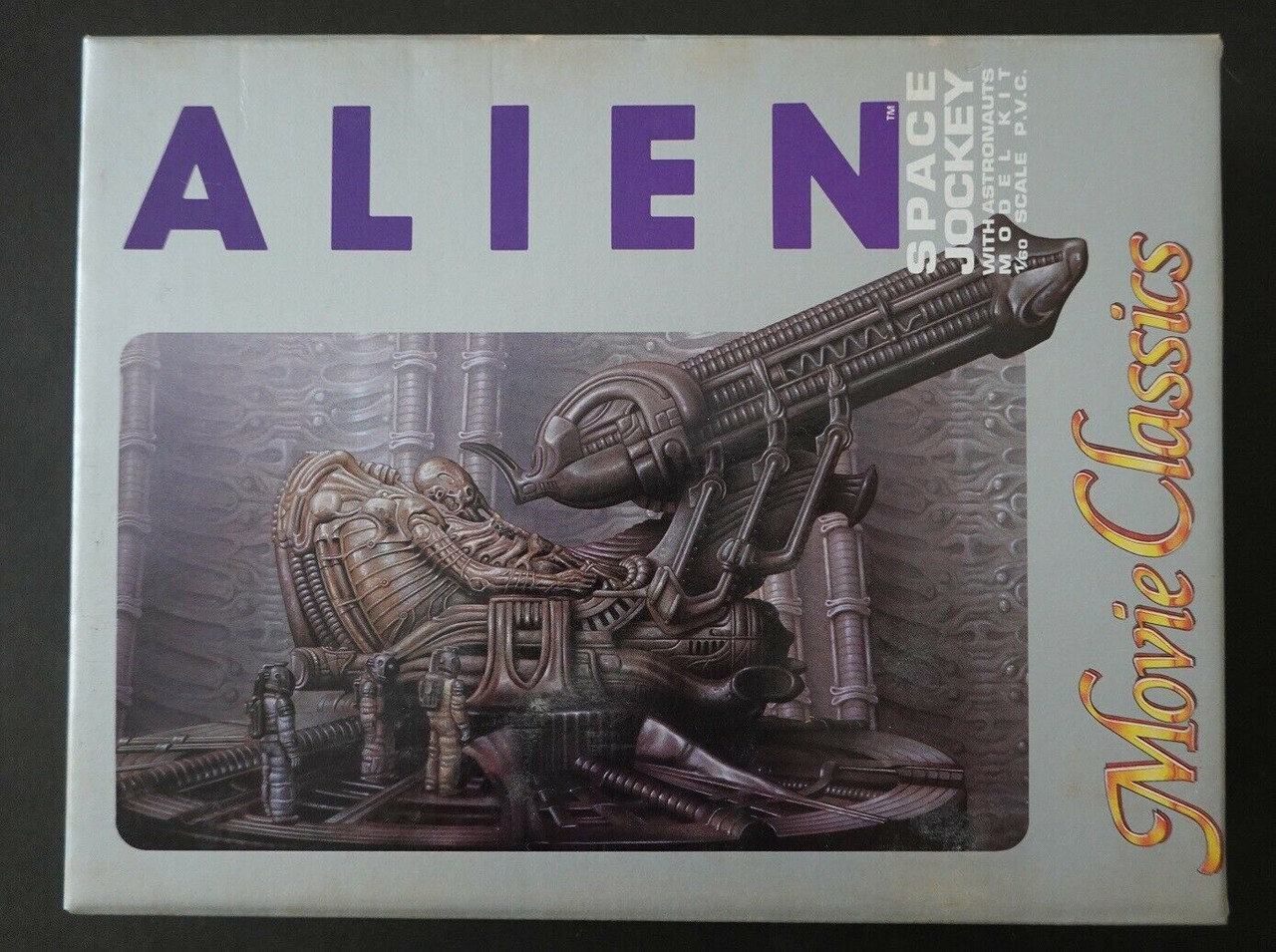 Halcyon HT04 Alien Space Jockey with Astronauts 1/60 Scale