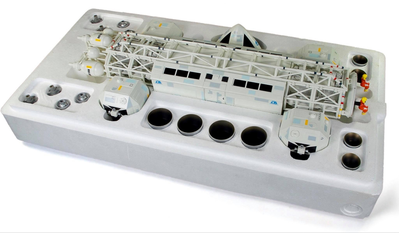 MPC MPC903/02 Fully Decorated, authentically detailed, based on the 44" filming miniature  22" Space 1999 Eagle with rescue pod (limited edition 850 pieces) MPC MPC903/02 Fully Decorated, authentically detailed, based on the 44" filming miniature  22" Space 1999 Eagle with rescue pod (limited edition 850 pieces)