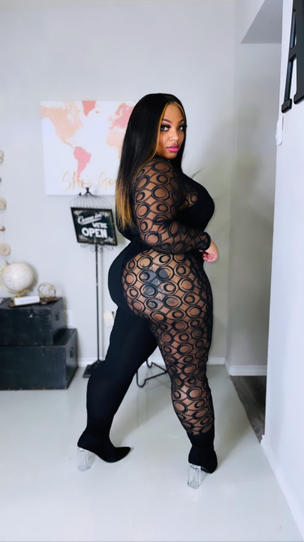 Model wearing size 1xl  has good stretch 
