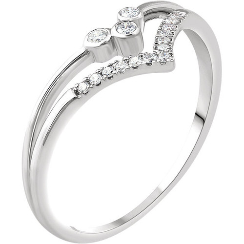 14 Karat White Gold 0.10 Carat Diamond V Ring