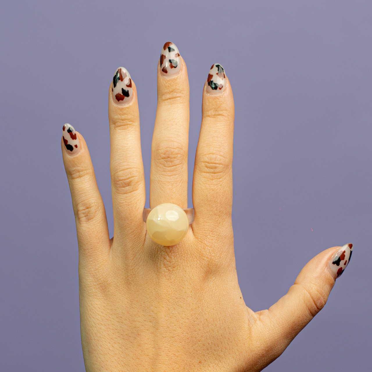 Anello bolla in plastica marmorizzato glitter - Burro - Le Conturbanti Concept Store