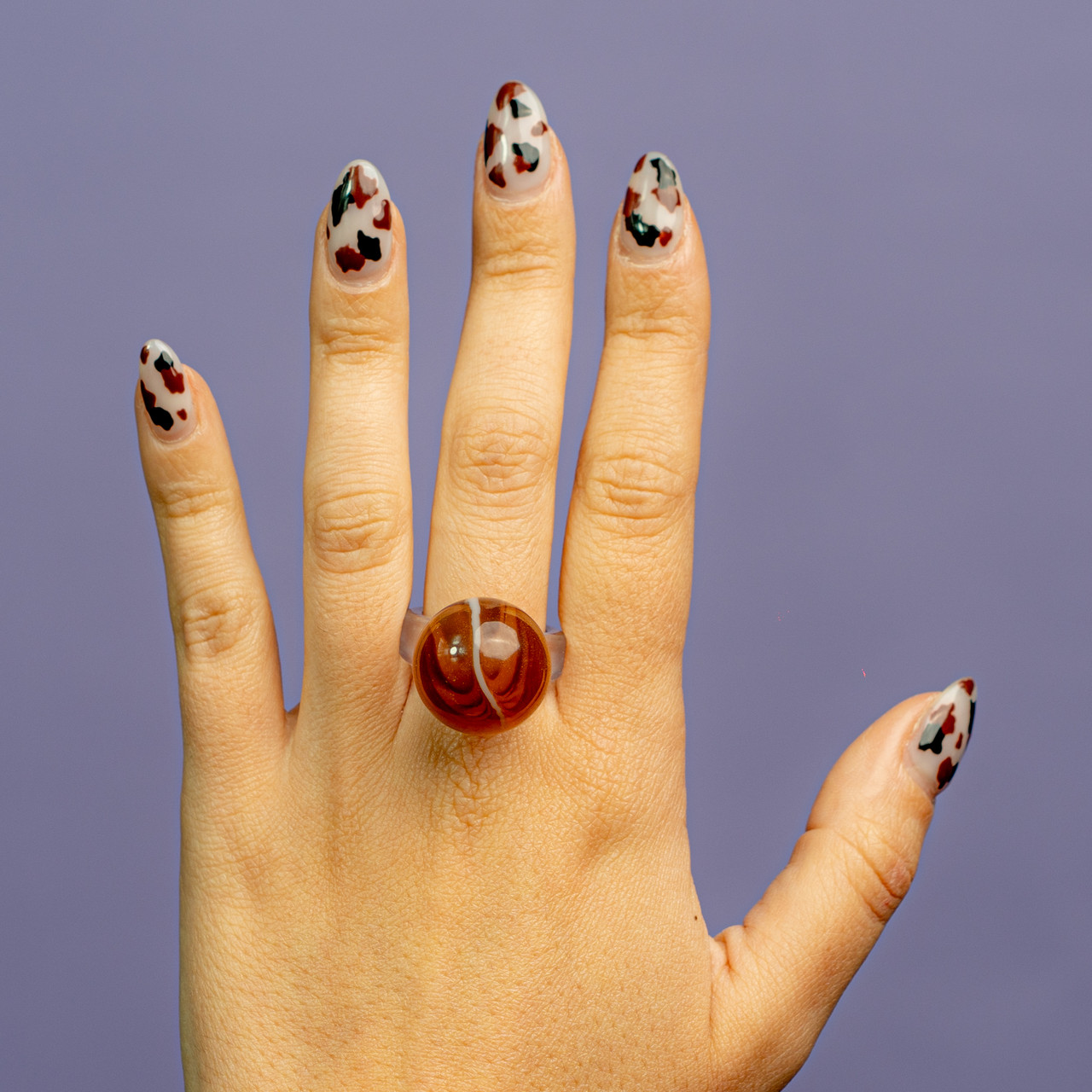 Anello bolla in plastica marmorizzato glitter - Cammello - Le Conturbanti Concept Store