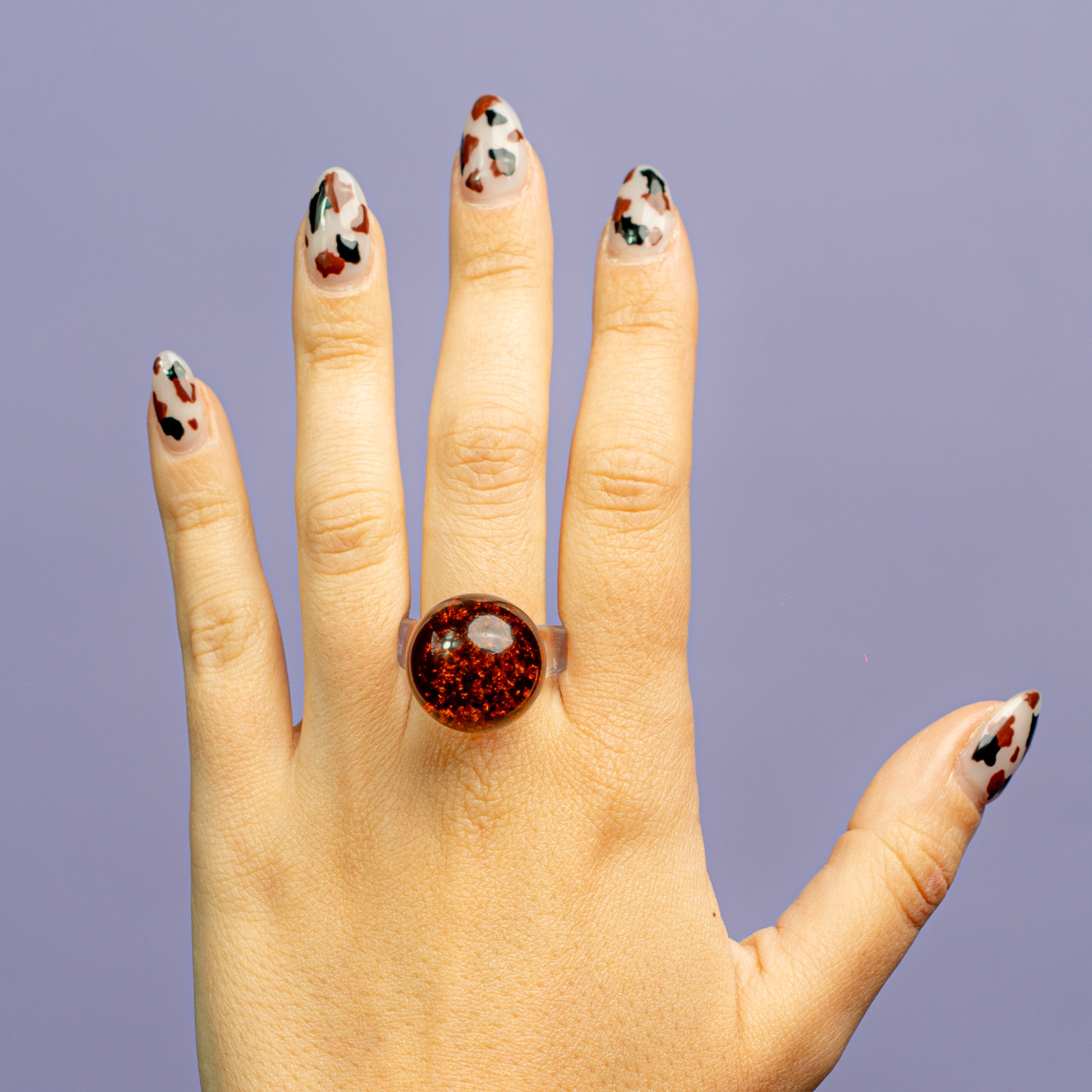 Anello bolla in plastica paillettes - Marrone - Le Conturbanti Concept Store