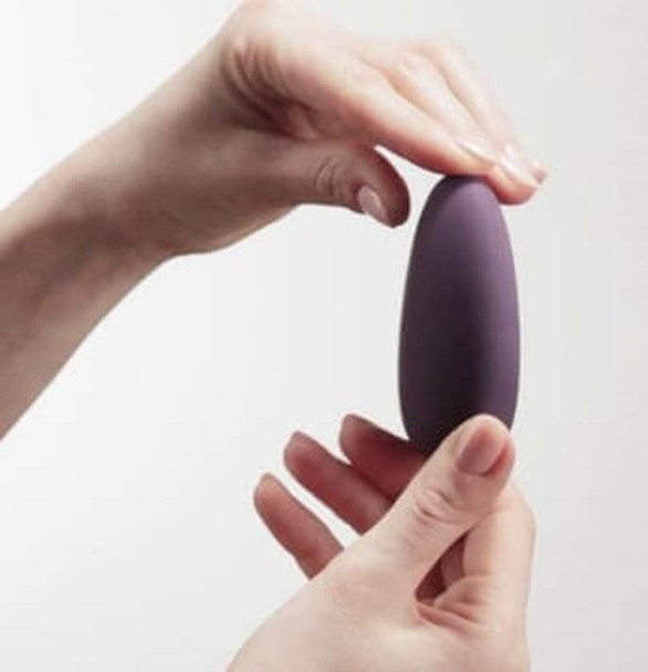 Our Je Joue Uma Mimi Clit Vibrator is small, quiet and discreet