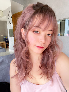 BE MY JEWEL #4L BERRIE KISS BEACH WAVE MEDIUM LENGTH WIG