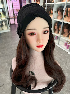 BEANIE WITH DARK BRON HAIR BEANIE WITH DARK BRON HAIR