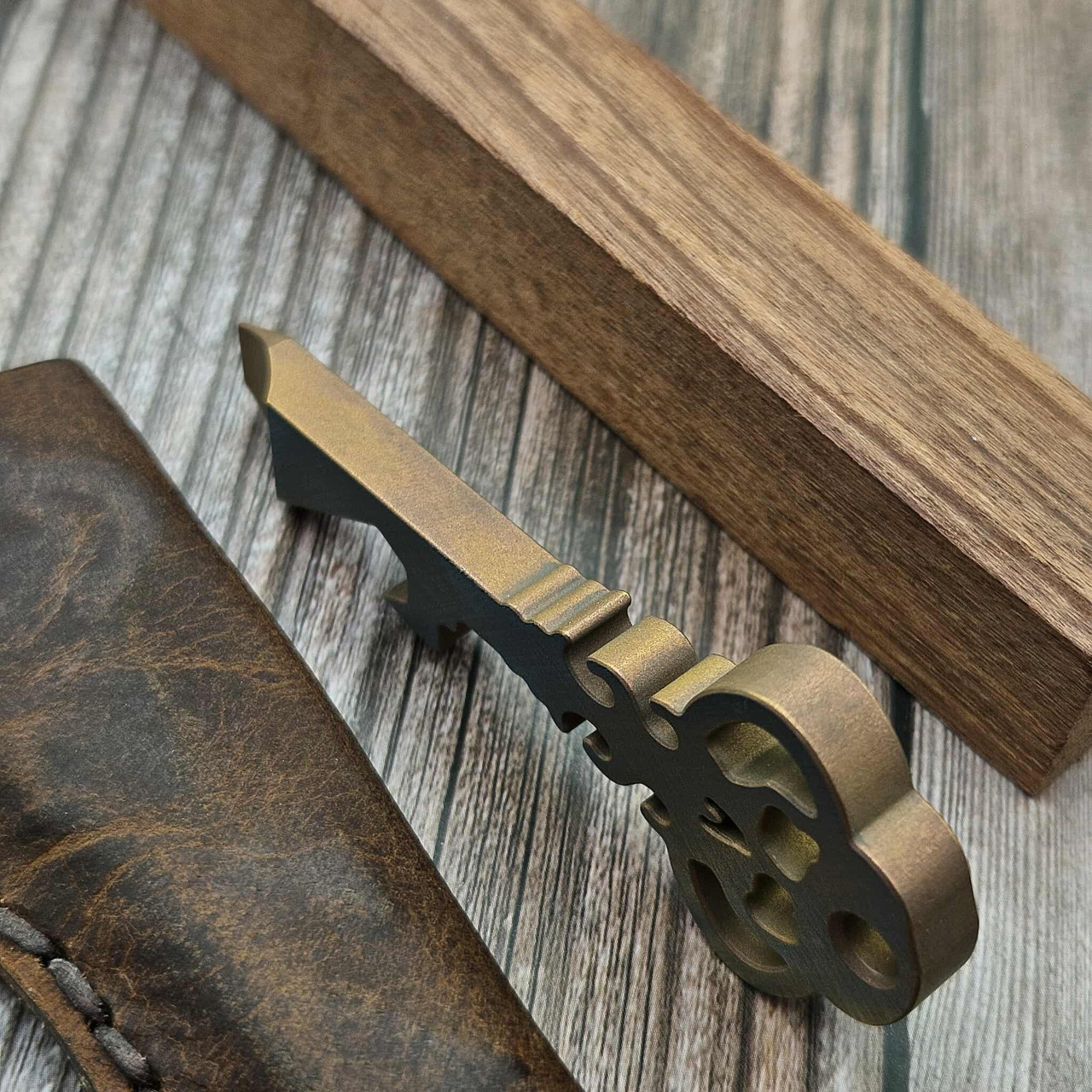 Chaves Skeleton Key Pry Bar Tool - Preowned