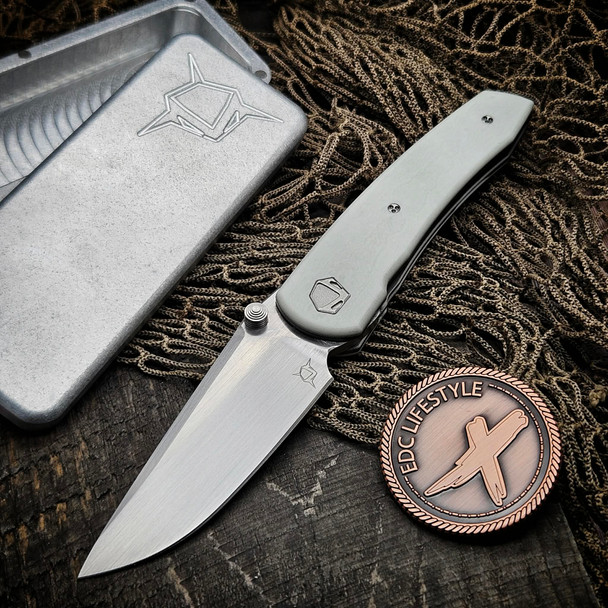 Sharknivco Waka V4.9 White Camoquartz Liner Lock RWL34 Hand Satin