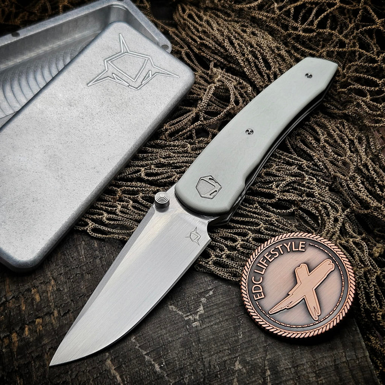 Sharknivco Waka V4.9 White Camoquartz Liner Lock RWL34 Hand Satin