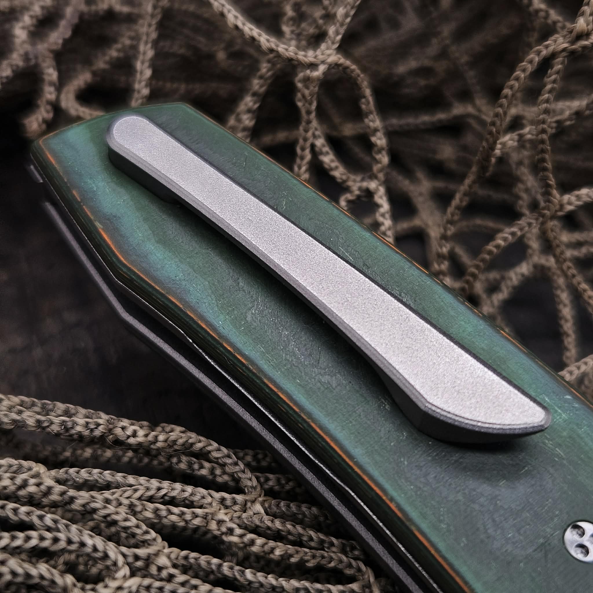Sharknivco Waka V4.9 Green Camoquartz Liner Lock RWL34 Hand Satin