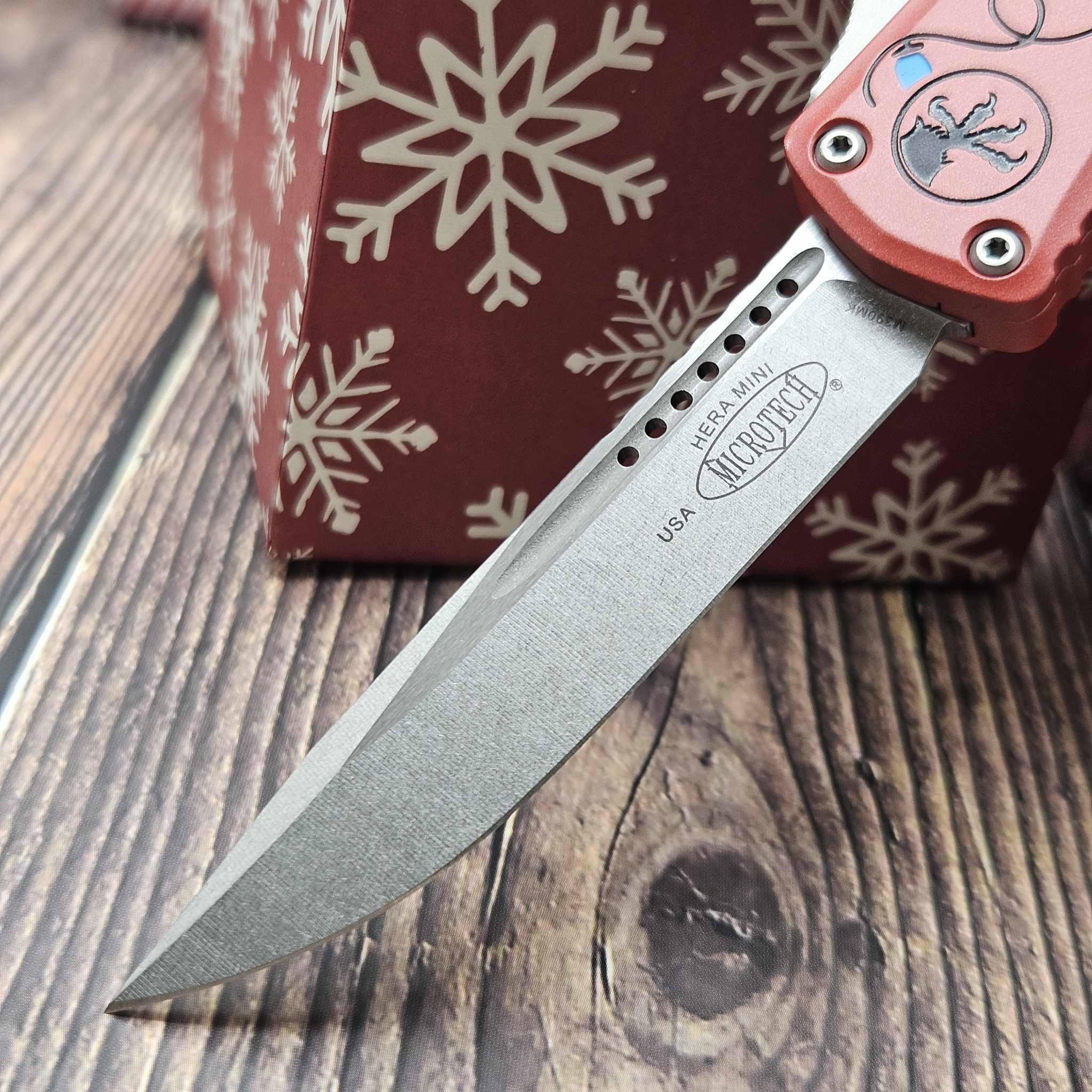 Microtech Hera II Mini Single Edge Christmas Red 2.95