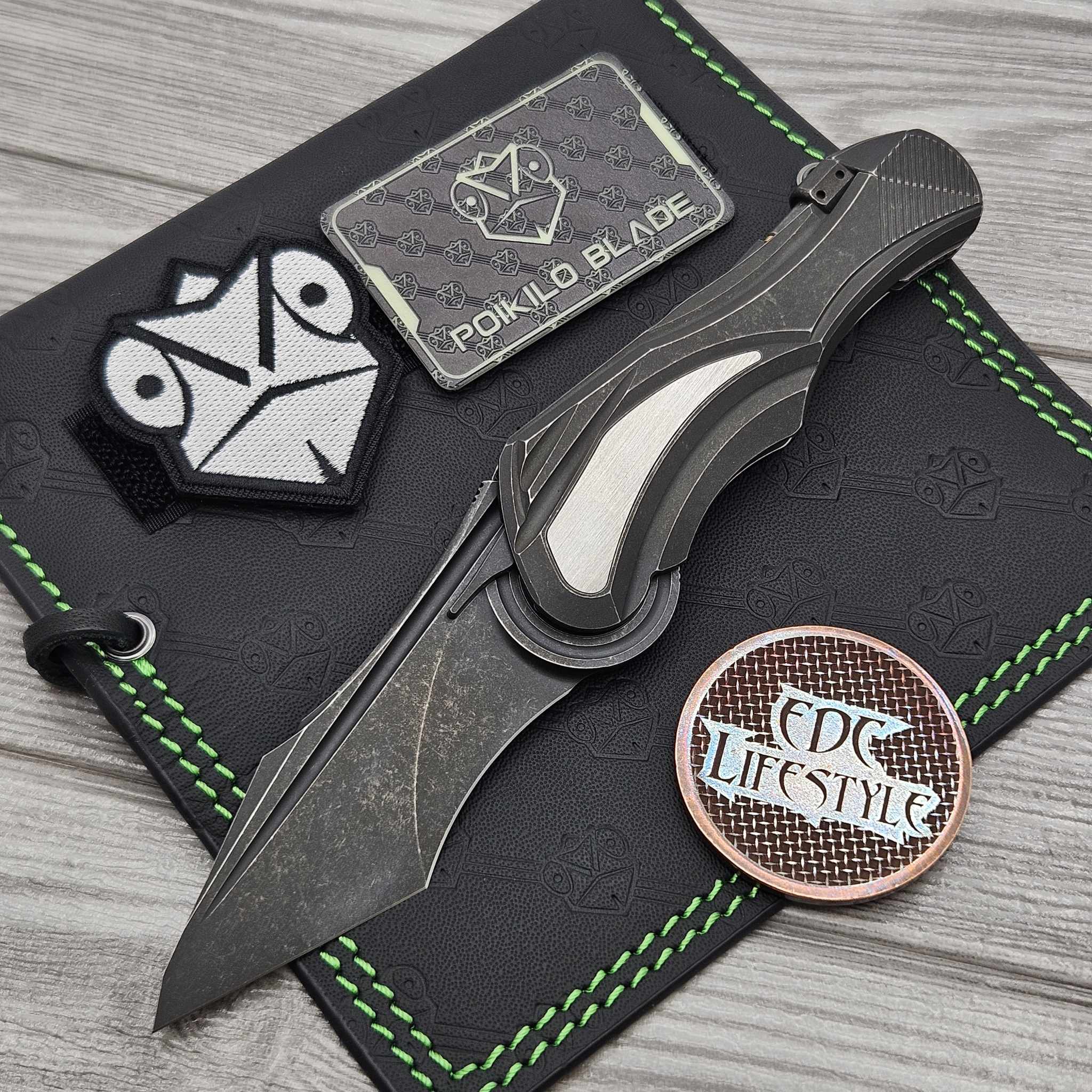 Poikilo Blade Futuristic Series Carmen 2-Tone DSW Titanium Folder