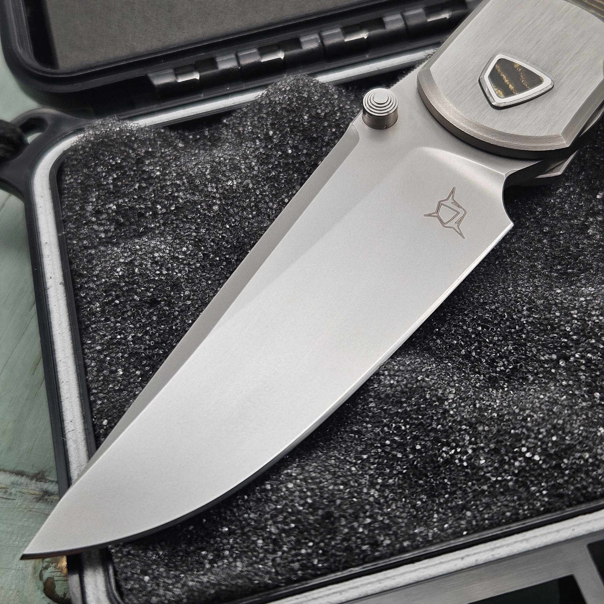 Sharknivco Waka Indy Gold Xcut Camo Carbon ZirBlast RWL34 Blade