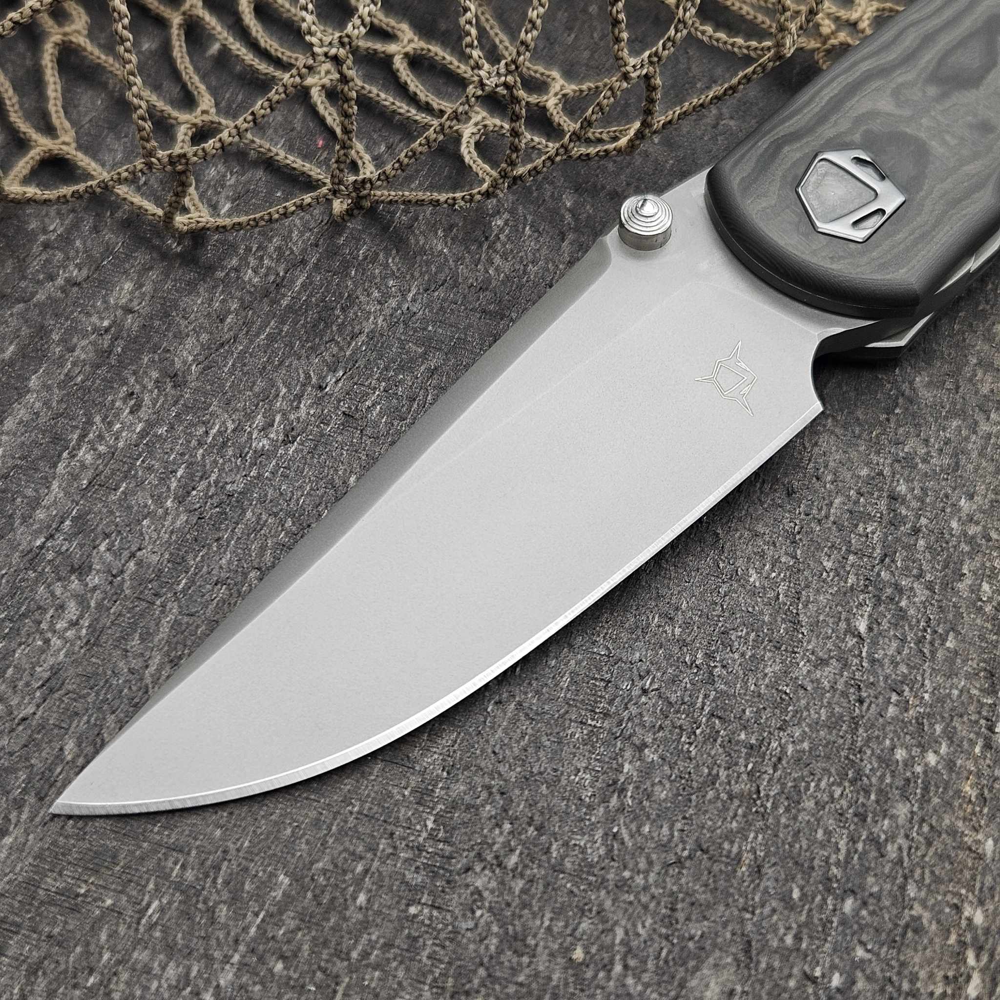 k.wakaグレーs Sharknivco Waka Black CamoQuartz Liner Lock Zirconium Accents