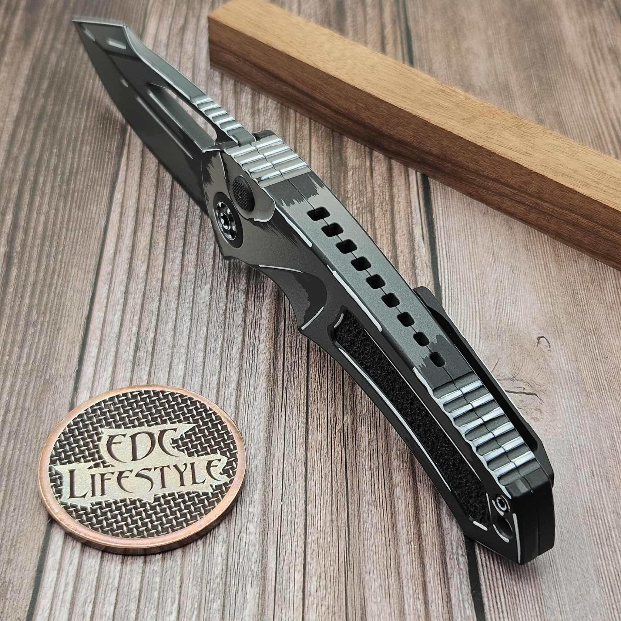 Heretic Pariah Manual Drop Point Tritium Button Gray CEL Shading