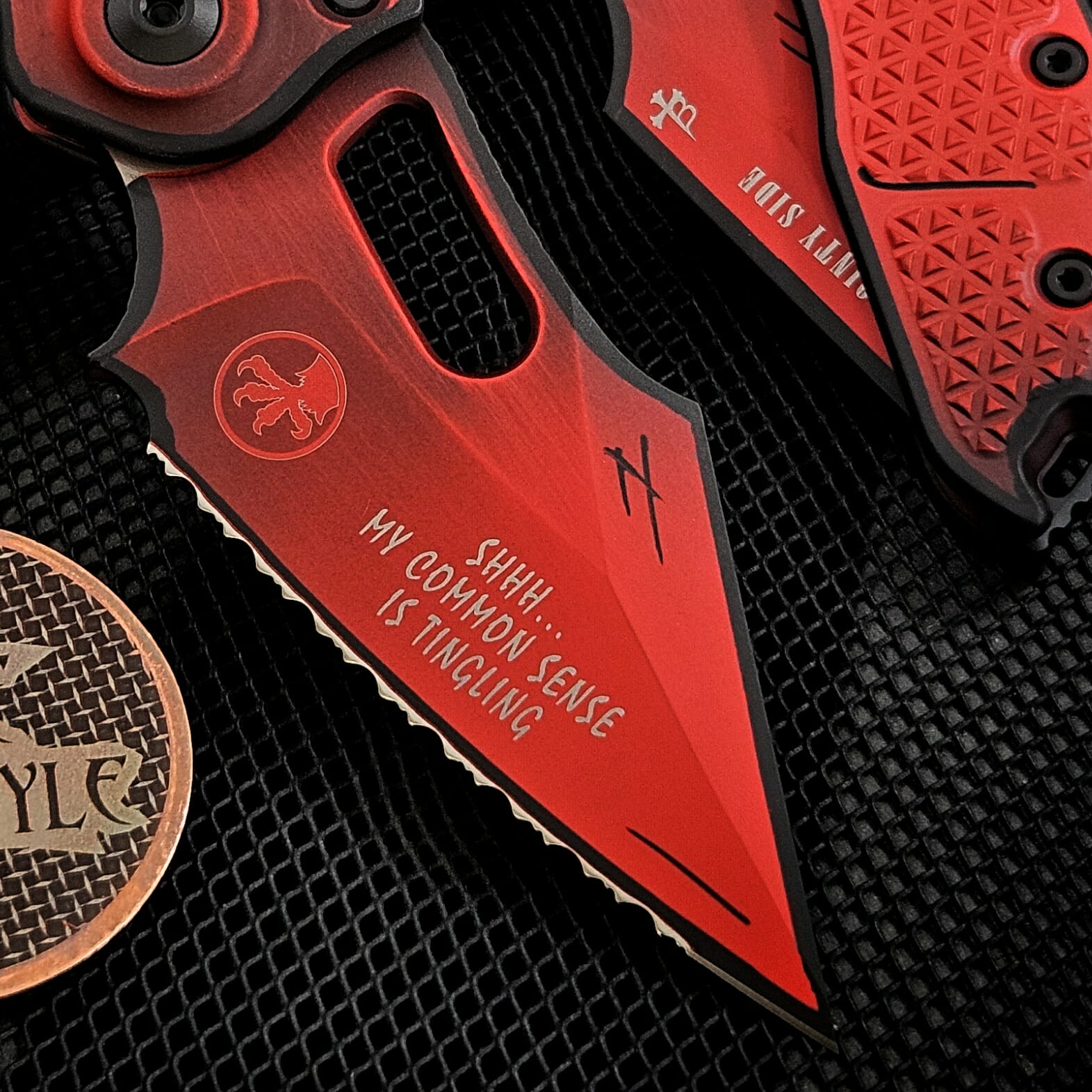 Microtech Borka Stitch Auto S/E Full Serrated Cerakote Deadpool