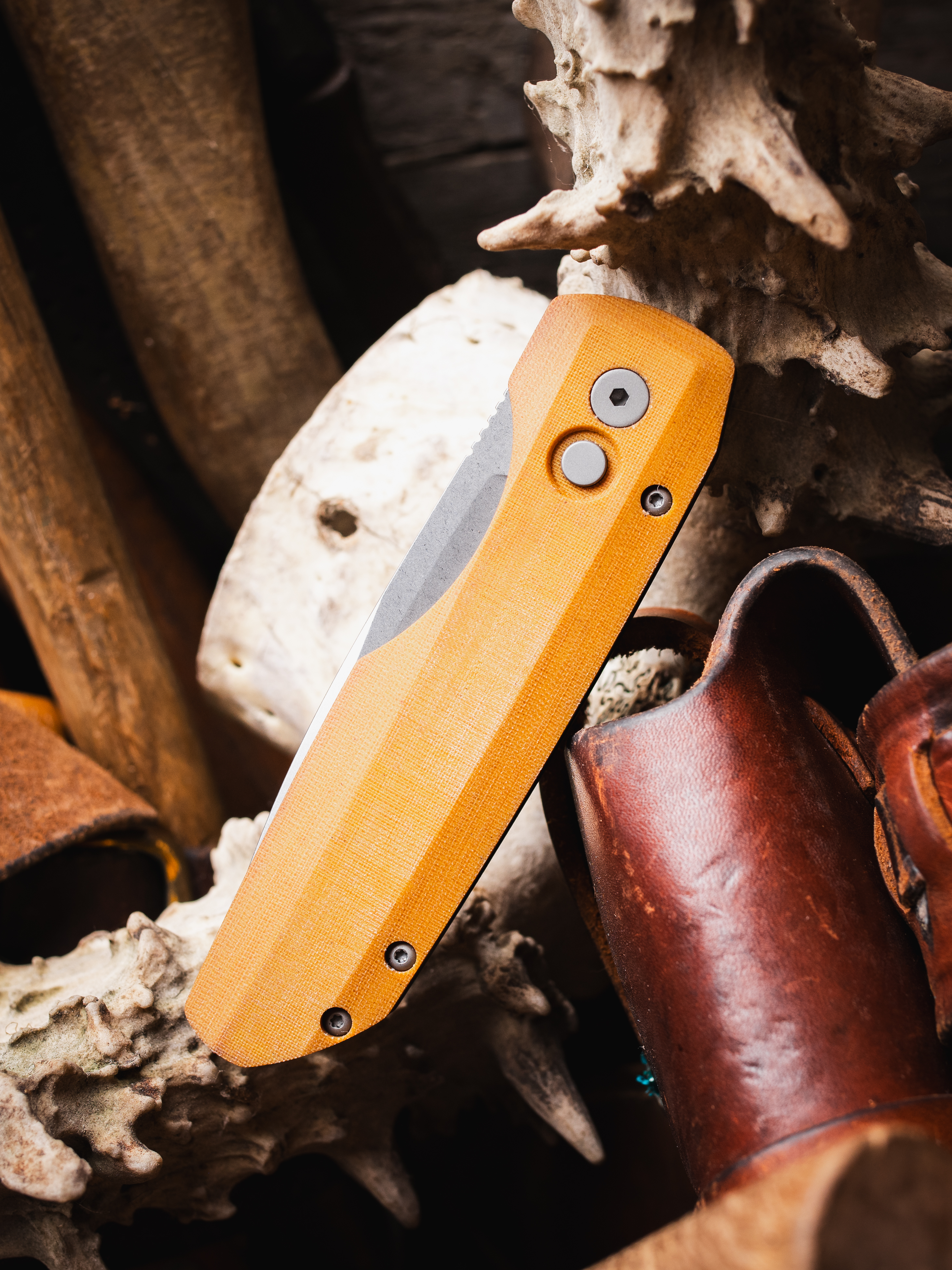 Pro-Tech Vero Synapse Natural Linen Micarta, 3.5
