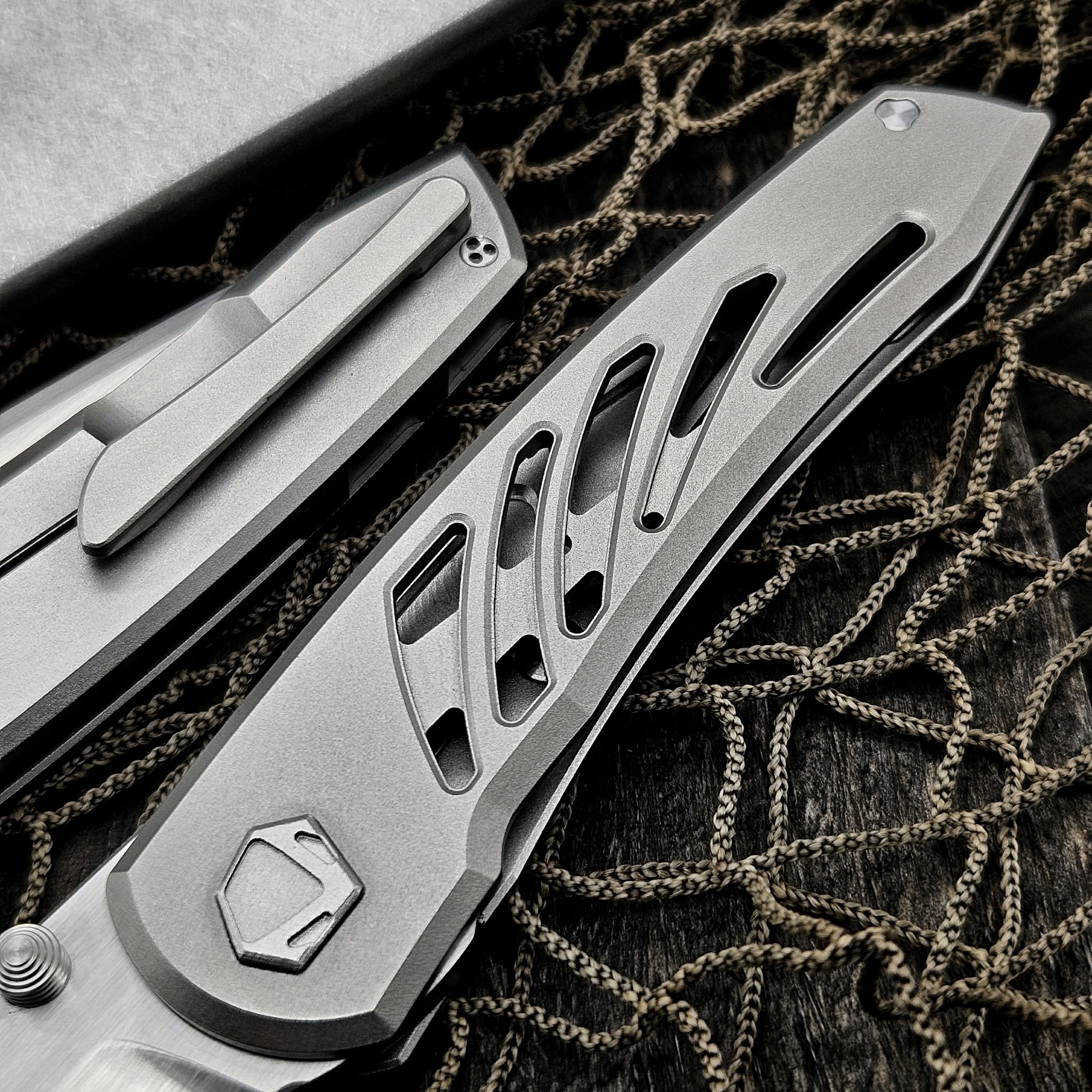 Sharknivco Gills Waka V4.9 Titanium ZirBlast Handle Frame Lock