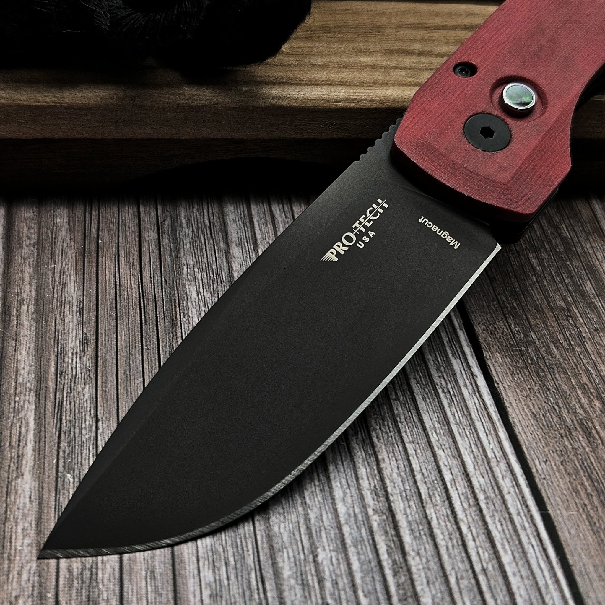 Pro-Tech Vero Synapse Red Linen Micarta, 3.5