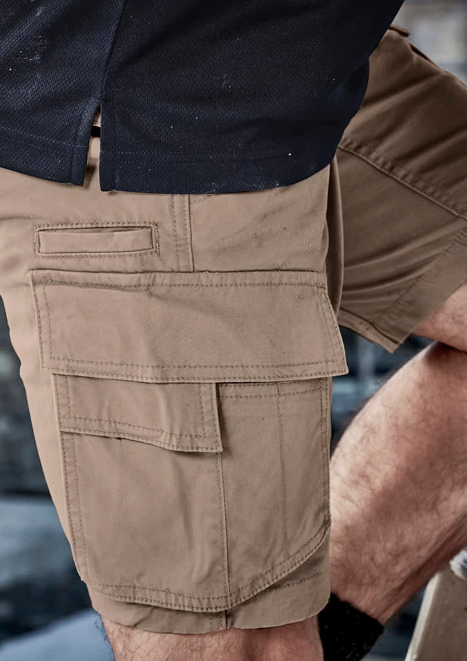 Curved cargo shorts in a light brown colour featuring multiple pockets and a logo. Ideal for casual wear.