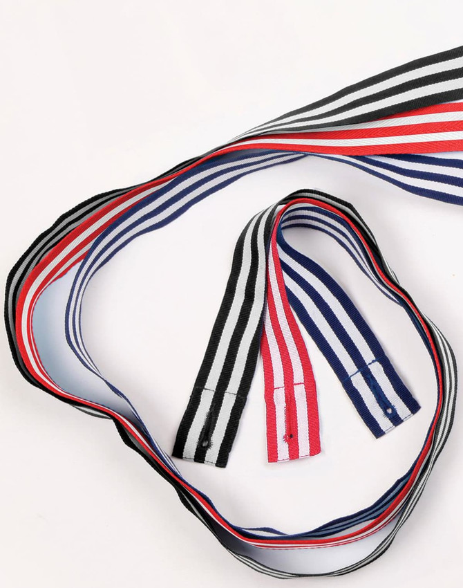 Changeable two-tone apron straps in black, red, and blue with alternating stripes. Includes a logo.