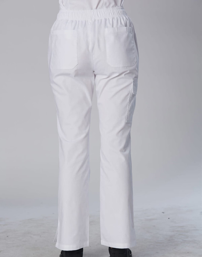 White chef pants with a relaxed fit, featuring pockets and an elastic waistband. Suitable for kitchen wear.
