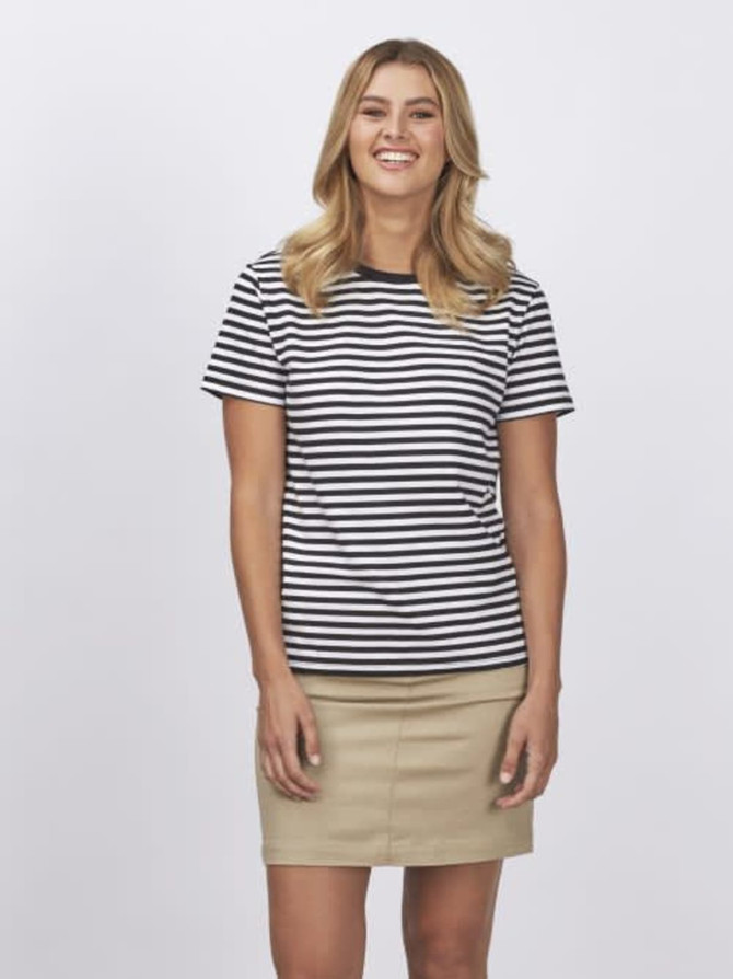 A striped ladies’ t-shirt in black and white, paired with a beige skirt. The model is smiling.