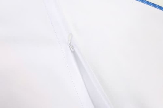 A white hand towel with a blue zipper detail. The fabric appears soft and absorbent. Contains a logo.