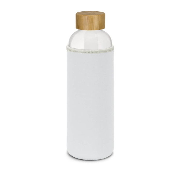 A drink bottle in clear glass with a bamboo lid, featuring a white protective sleeve.