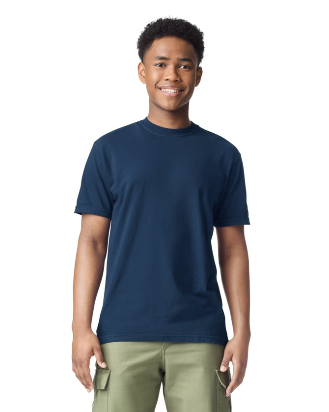 A navy blue heavyweight t-shirt is displayed on a young model, featuring a plain design and short sleeves.