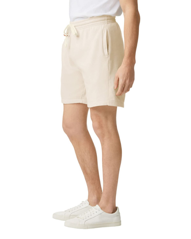 Lightweight sweatshorts in a light beige colour, featuring a drawstring waist and side pockets.