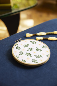 DMC Embroidery Kit Delicate Daisies by Jenni Davis - Intermediate DMC Embroidery Kit Delicate Daisies by Jenni Davis - Intermediate