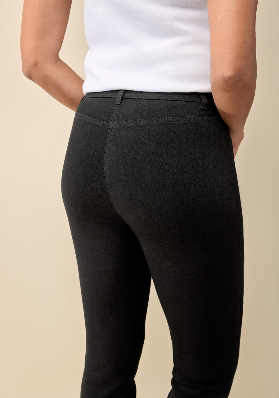 Basic Essential Slim Black Jean - Detail Shot 