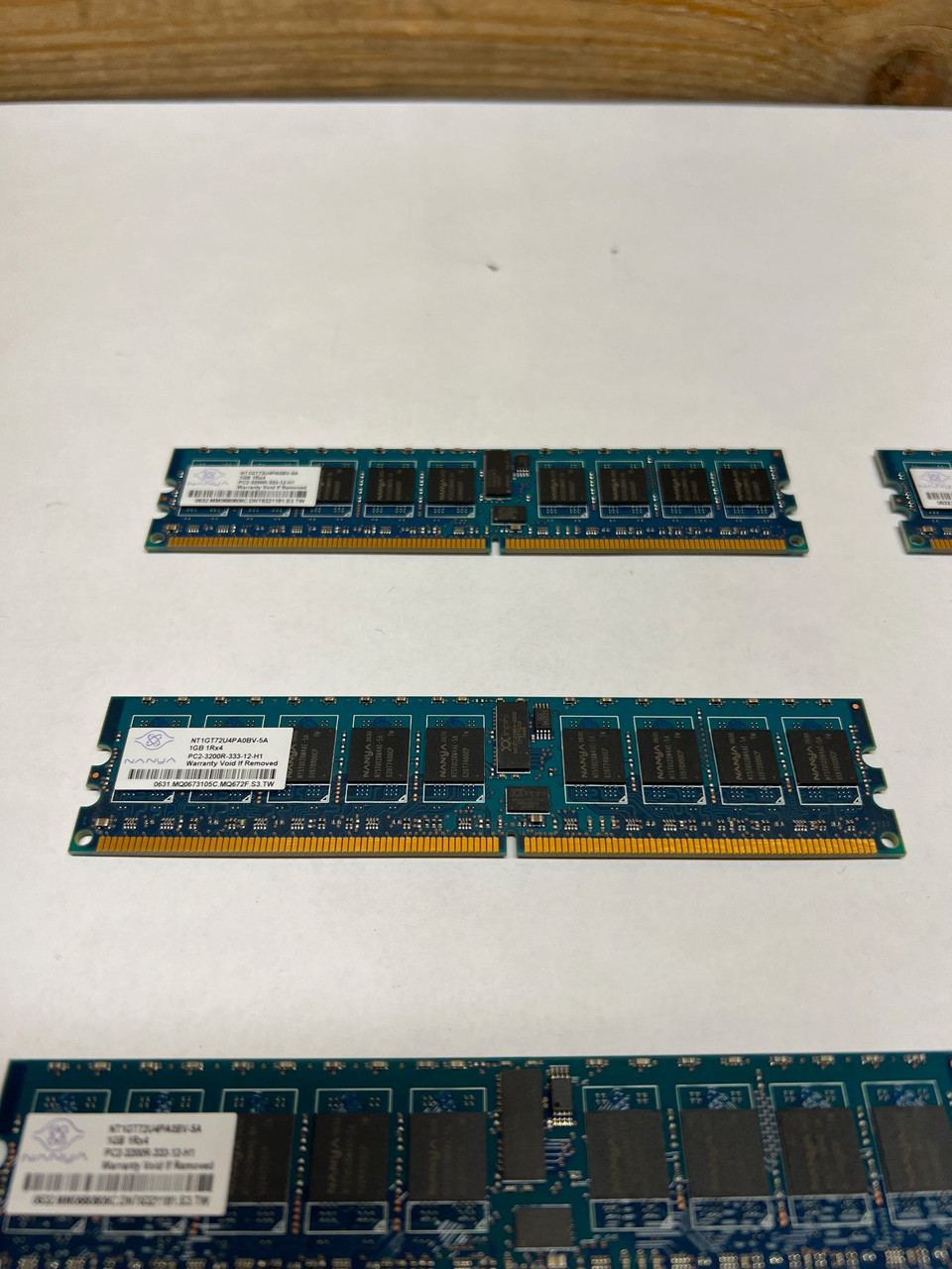 Lot of 8 PC2-3200R-333-12-H1 8GB (8x1GB) DDR2 SDRAM NT1GT72U4PA0BV-5A Nanya