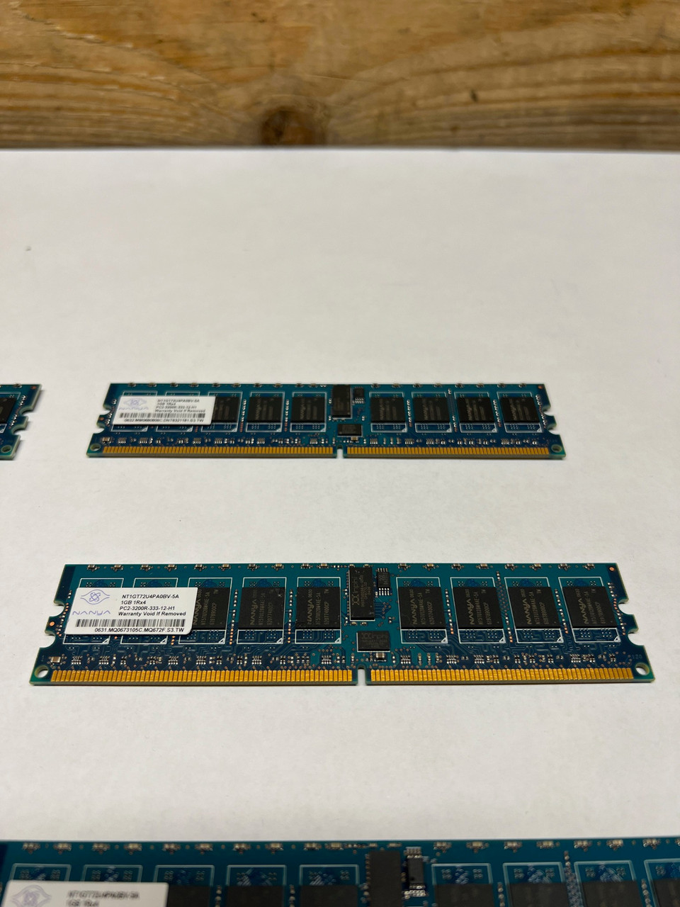 Lot of 8 PC2-3200R-333-12-H1 8GB (8x1GB) DDR2 SDRAM NT1GT72U4PA0BV-5A Nanya