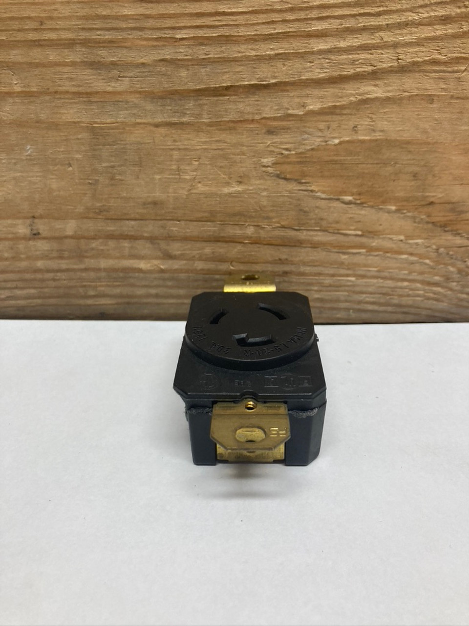 Flush Mounting Locking Industrial Grade Receptacle WC596/94-1 Leviton