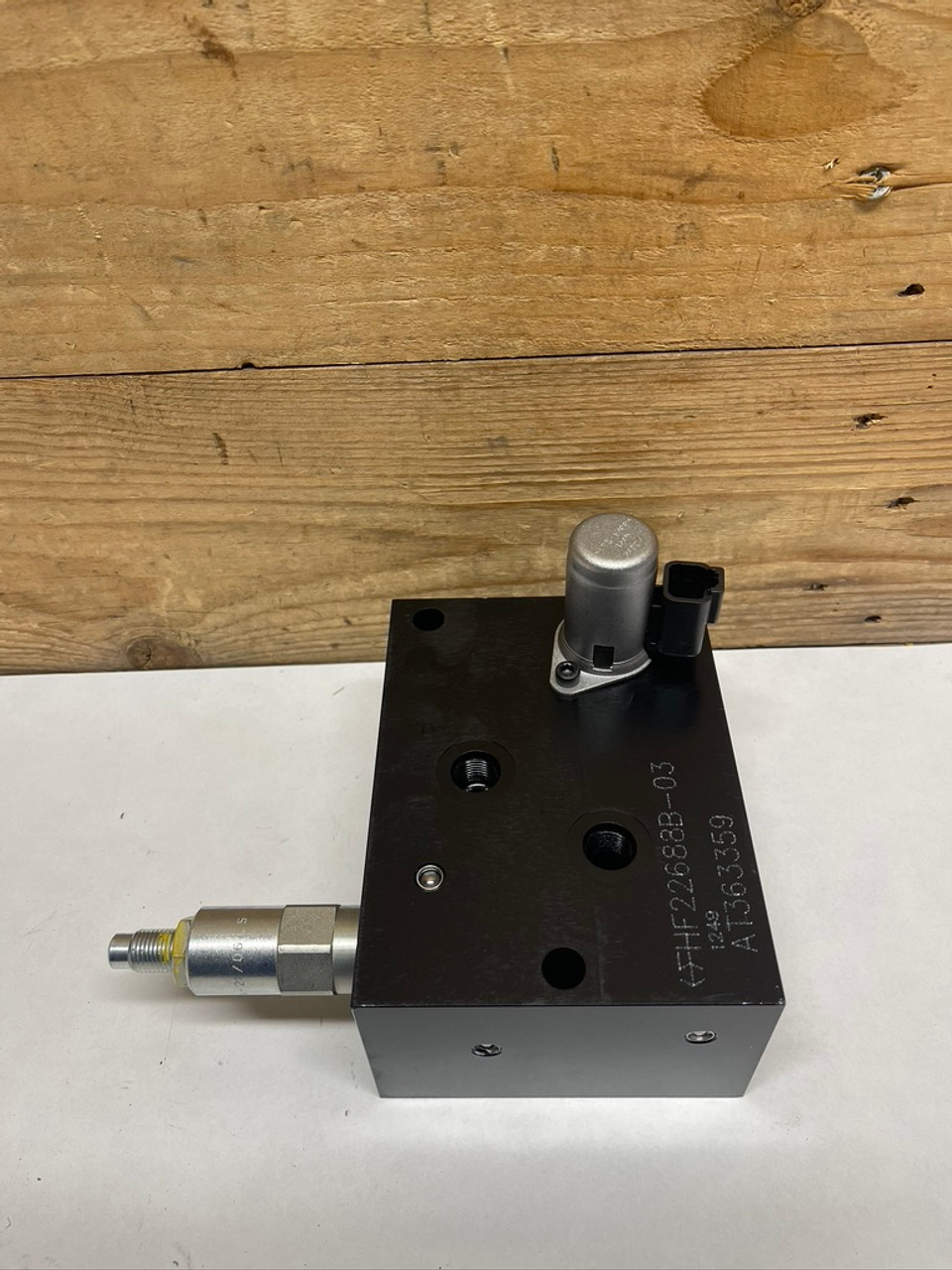 John Deere AT363359 Pressure Reducing Flow Valve 	