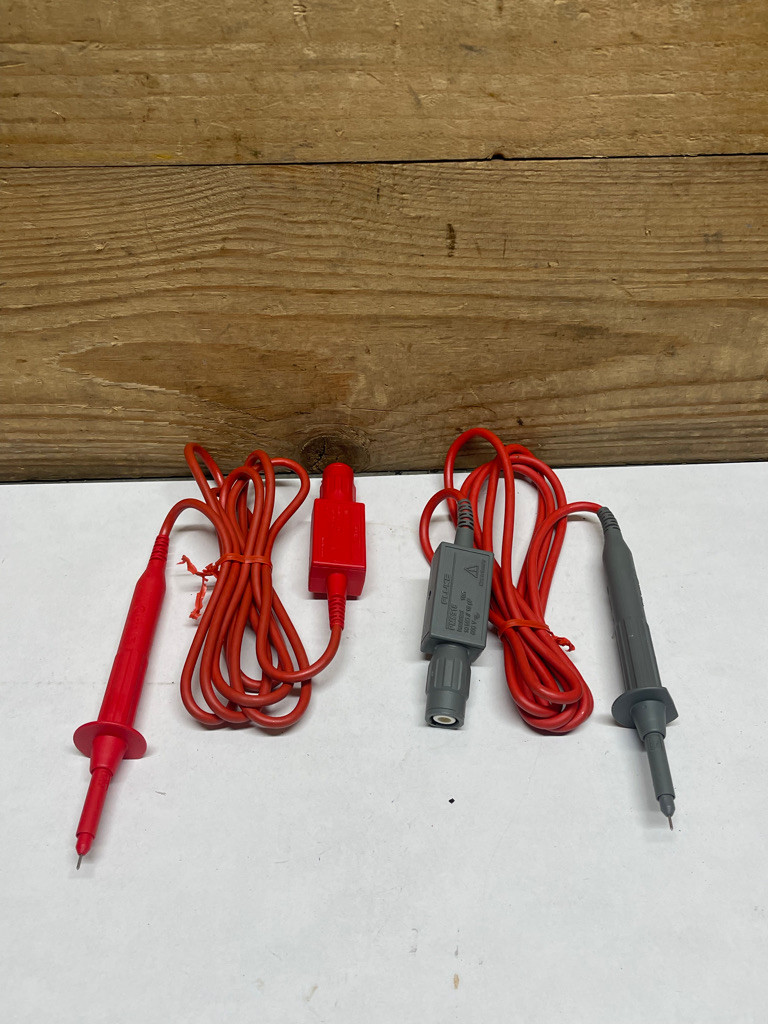 Fluke 105B Scopemeter Handheld Oscilloscope