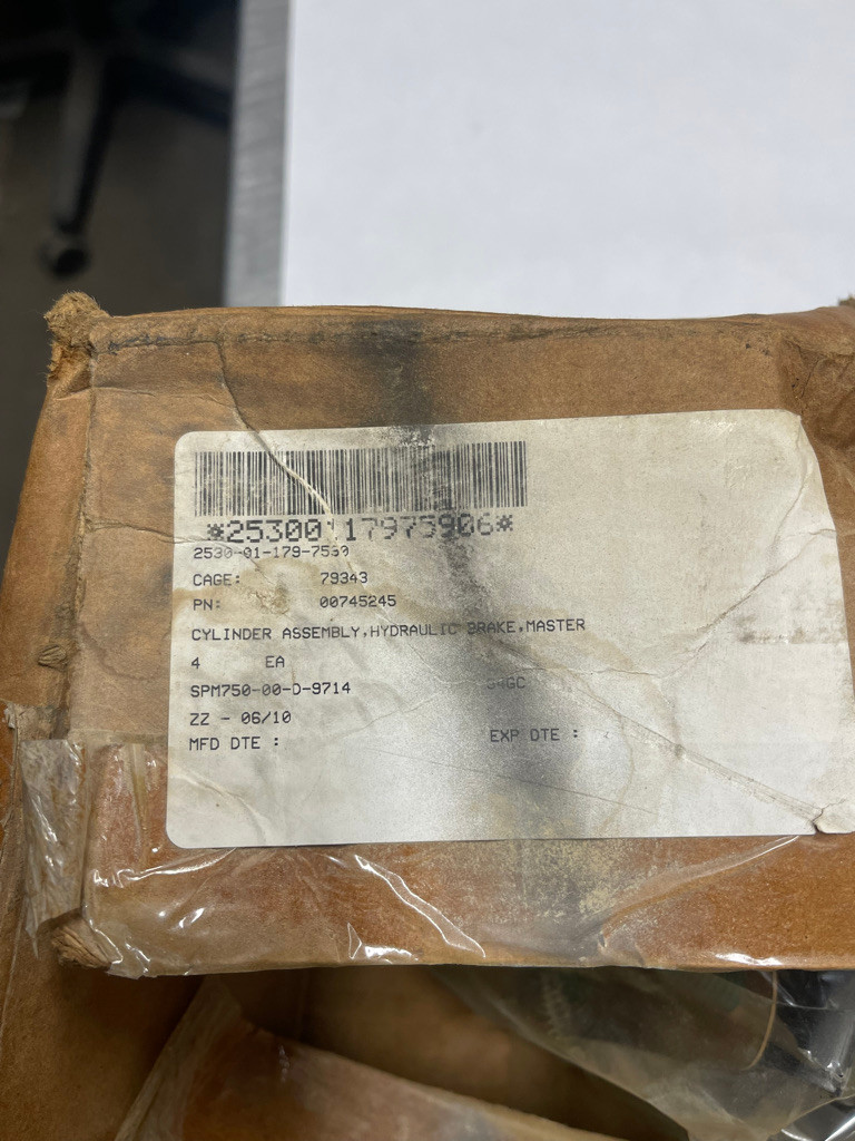 AM General HMMWV Hydraulic Brake Master Cylinder 5582538 2771301 NOS