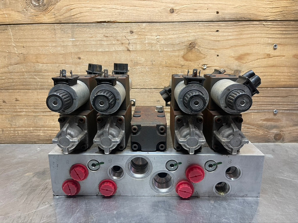 Parker Hannifin 2CT402 Hydraulic Directional Control Valve Manifold 60650-44