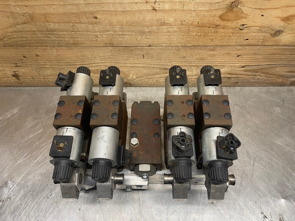 Parker Hannifin 2CT402 Hydraulic Directional Control Valve Manifold 60650-44