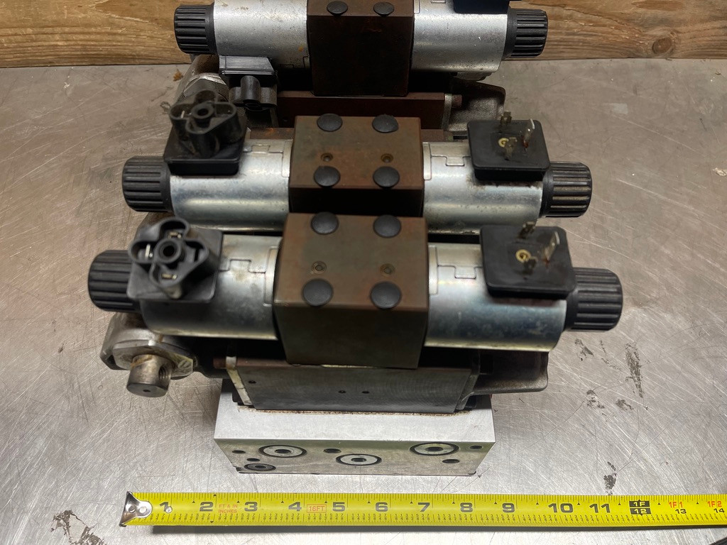 Parker Hannifin 2CT402 Hydraulic Directional Control Valve Manifold 60650-44