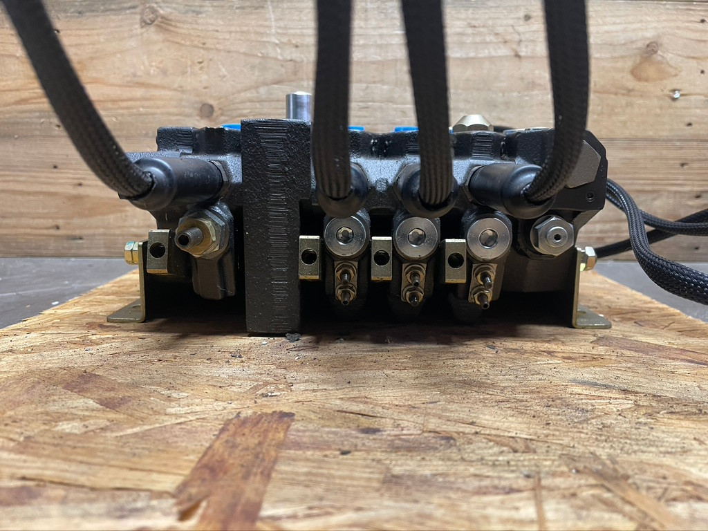 Parker VAL1512-4204-116 Hydraulic Control Valve Assembly Danfoss NOS