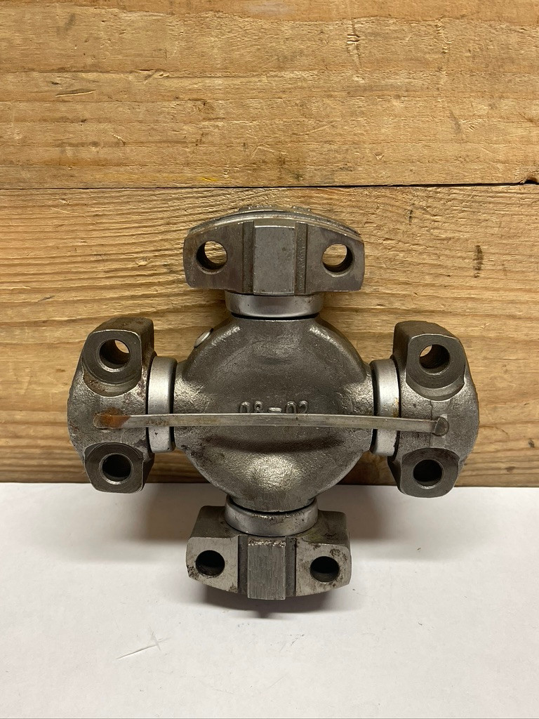 John Deere AT115918 Spider Cross Bearing Assembly Genuine OEM New Surplus