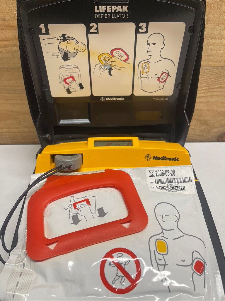 Medtronic LIFEPAK CR Plus Defibrillator 3200731-002 AED Automated External