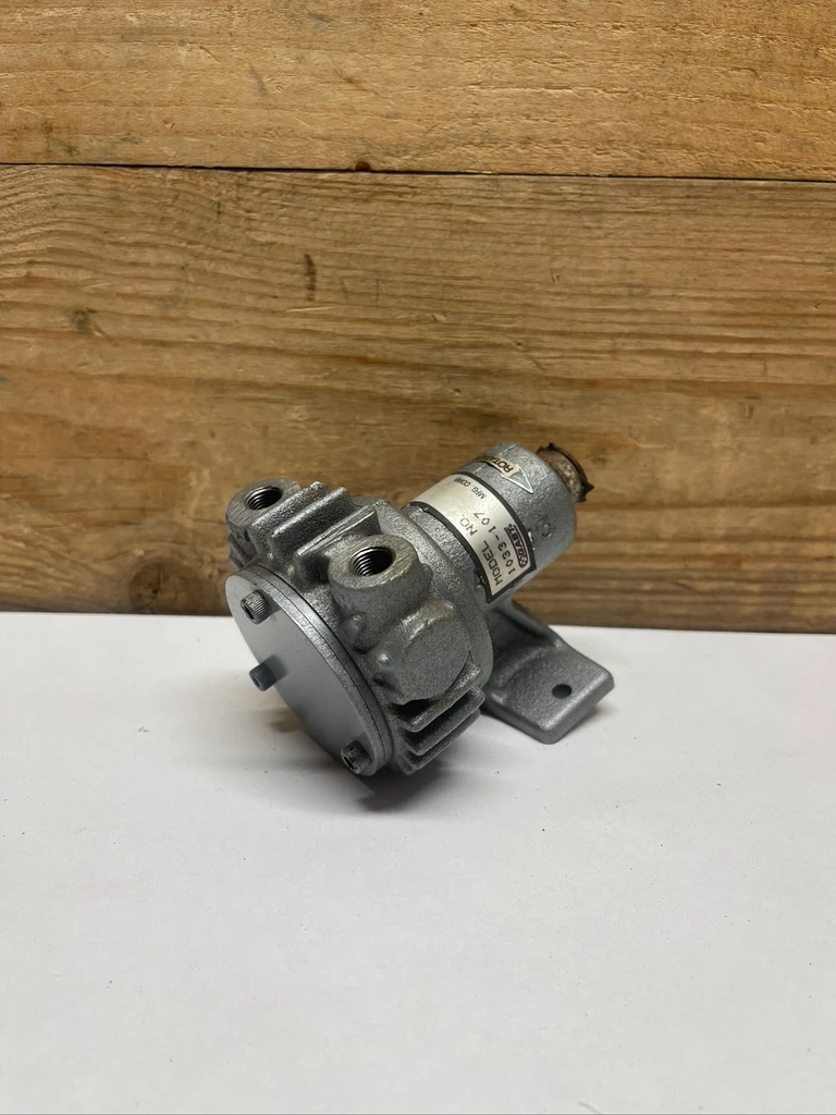 Gast 1033-107 Oilless Rotary Vane Vacuum Pump Compressor