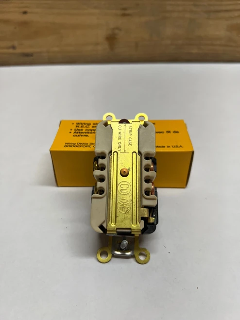 Hubbell HBL7580G Twist-Lock Duplex Receptacle 10A 250V 15A 125V